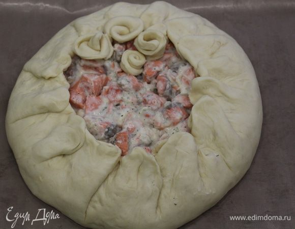 Защипнуть свободные края, оставляя небольшое отверстие. Оставить для расстойки на 30 минут.