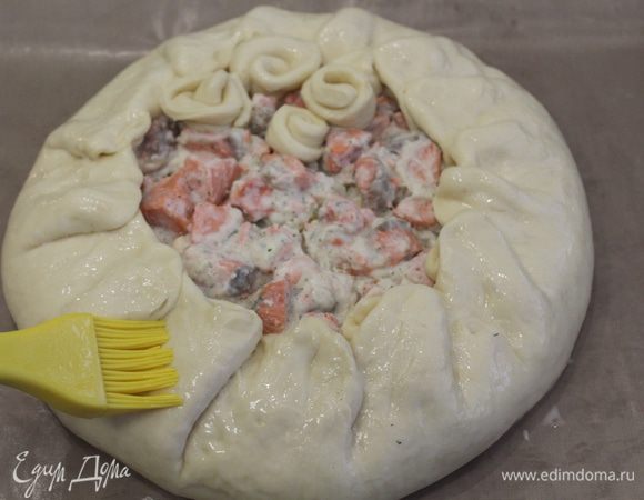 Смажьте пирог яйцом.