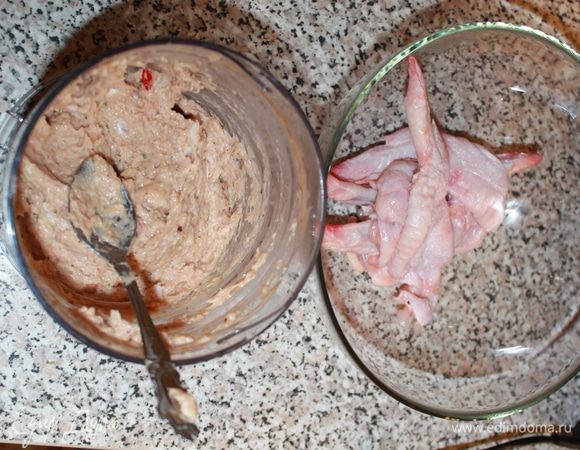 Крылышки промыть, аккуратно, надрезая ножом, отделить кожу от мяса и костей в двух фалангах, самую маленькую фалангу не трогать — должен получиться чулок из кожицы.
Сделать фарш: отделить мясо крылышек от костей, поместить в блендер. Добавить нарезанный помидор, зубчики чеснока, соль, соевый соус, сырое яйцо, перец, майонез Провансаль ТМ «Слобода», орехи. Все хорошо взбить.