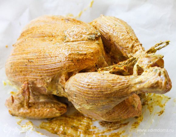 Курицу промыть, обсушить, силиконовой кистью смазать тушку смесью оливкового майонеза «Слобода», соуса чили, куркумы, копченой паприки и соли. Внутри тушку так же хорошо промазать. Ноги связать ниткой, чтобы тушка сохранила красивую форму.