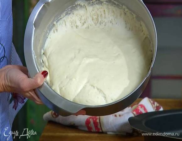 Емкость с тестом накрыть полотенцем, смоченным в горячей воде, и поставить в теплое место без сквозняков.