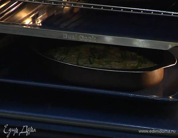 Сбрызнуть фокаччу сверху оставшимся оливковым маслом, посыпать крупной солью и поместить форму в противень с небольшим количеством горячей воды.