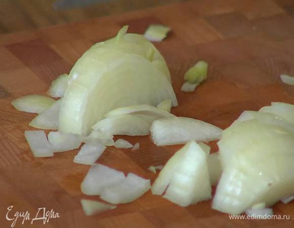 Лук и чеснок почистить и мелко порезать.