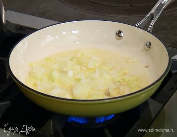 Разогреть в сковороде оливковое масло и обжарить лук и чеснок до золотистого цвета.