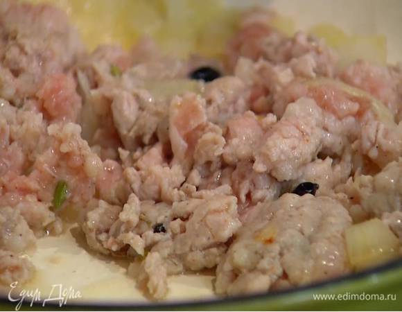 Купаты освободить от оболочки, выложить к луку с чесноком, размять лопаткой и обжарить так, чтобы фарш посветлел.