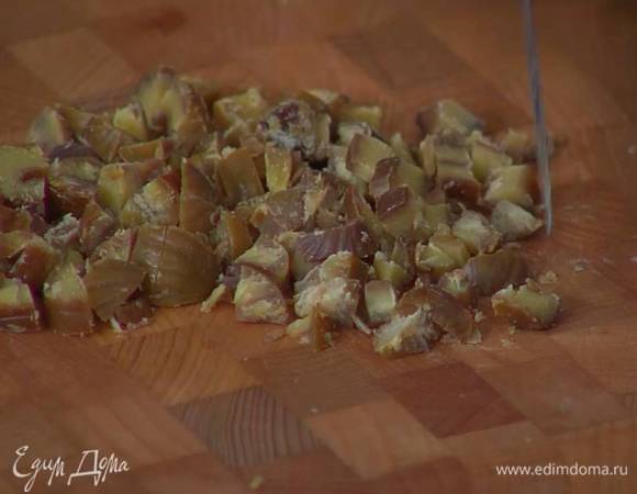 Каштаны нарезать небольшими кусочками.