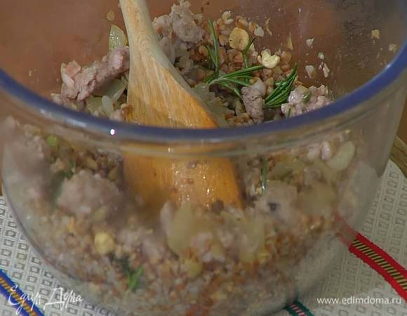 Нарезанные каштаны соединить с фундуком, листьями розмарина и тимьяна, запаренной гречкой и обжаренным фаршем, все посолить, поперчить и перемешать.