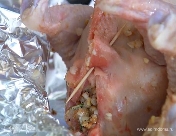 Куриные тушки вымыть, обсушить, плотно наполнить начинкой, скрепить зубочистками и выложить на противень, выстеленный двойным слоем фольги.