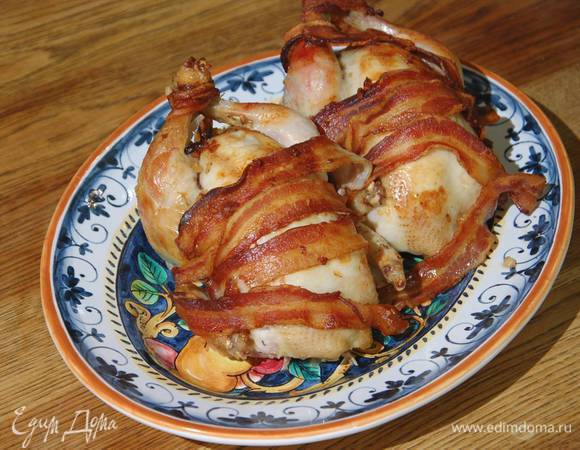 Скрепить края фольги, так чтобы получился закрытый карман, и запекать куриц в разогретой духовке 30 минут, затем снять фольгу и запекать еще 30 минут, за несколько минут до готовности повысив температуру в духовке до 200‒220°С.