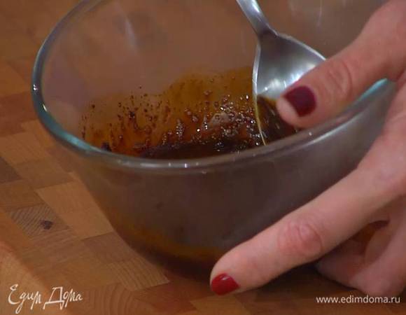 В растворимый кофе влить 2 ст. ложки горячей воды и все перемешать.