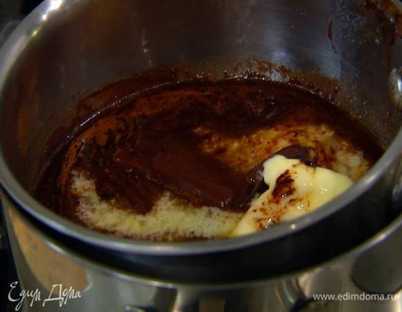 Шоколад и сливочное масло выложить в маленькую кастрюлю и поместить ее на водяную баню, влить растворенный кофе и все растопить, не перемешивая, а встряхивая кастрюлю, затем слегка остудить.