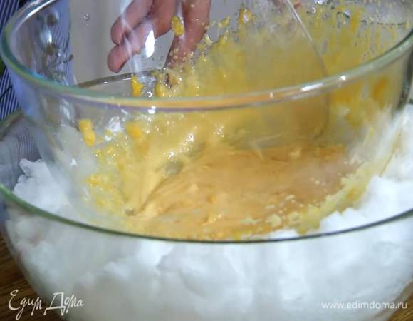 Желтки выложить в глубокую миску, добавить сахарную пудру (2 ст. ложки оставить), влить виски, поместить миску в большую емкость со льдом и взбить все блендером с насадкой-венчиком.