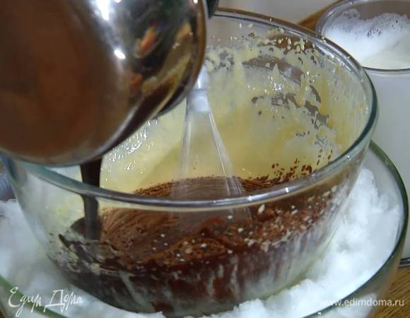 Продолжая взбивать, тонкой струйкой влить растопленный шоколад и еще немного взбить.