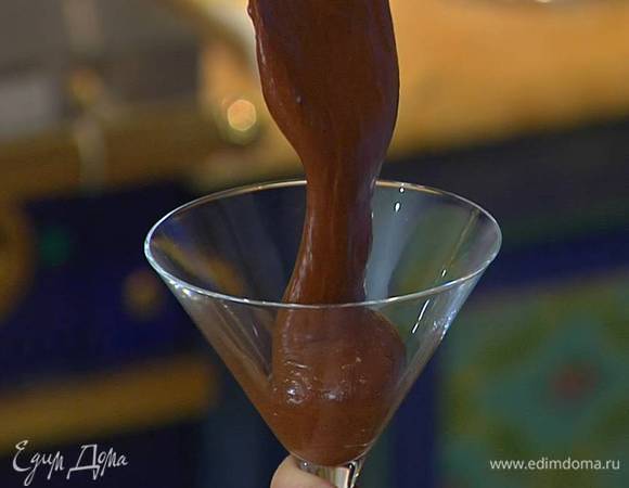 Разложить мусс в прозрачные бокалы и отправить в холодильник.