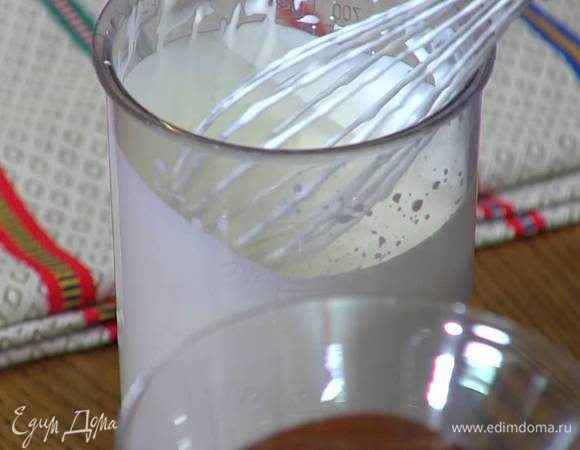 Сливки взбить с оставшейся сахарной пудрой и выложить на охлажденный мусс.