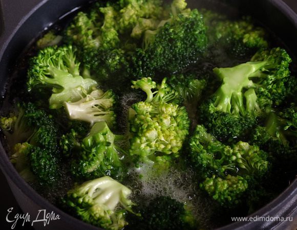 Бланшируем брокколи в кипящей воде в течение 4 минут.