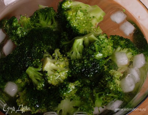 Помещаем брокколи в эту ледяную ванну. Делается это для того, чтобы соцветия не потеряли свой яркий зеленый цвет.