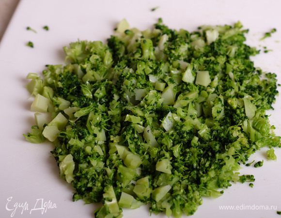 Мелко рубим брокколи.