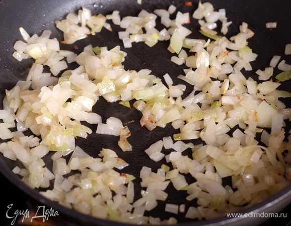 Луковицу чистим, мелко рубим и обжариваем на растительном масле.
