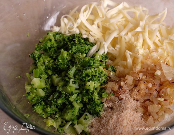 В чаше смешиваем ингредиенты для начинки: брокколи, лук, натертый сыр, панировочные сухари и натертый на мелкой терке зубчик чеснока.