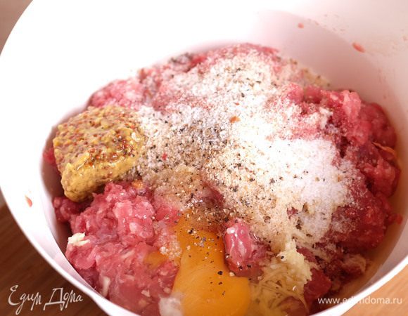 Приготовим фарш. Для этого смешиваем вместе мясной фарш, яйцо, зернистую горчицу, натертый на мелкую терку зубчик чеснока, панировочные сухари, соль и перец по вкусу. Очень хорошо вымешиваем.