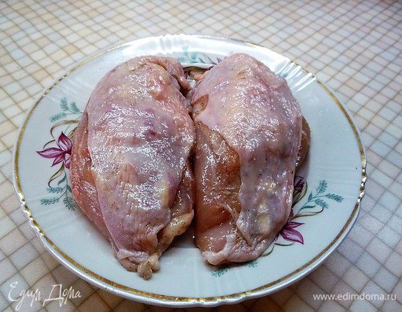 Кожицу возвращаем на место, аккуратно накрывая грудку полностью.