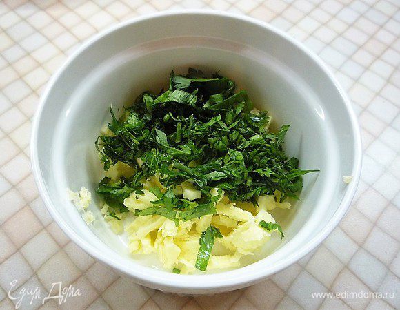 В отдельной чашке смешиваем сливочное масло с рубленной зеленью и измельченным чесноком, добавляем щепотку соли и душистого перца.