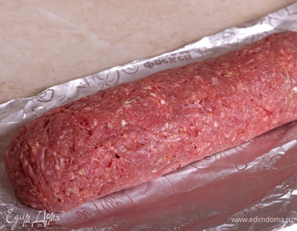 Аккуратно сворачиваем рулет