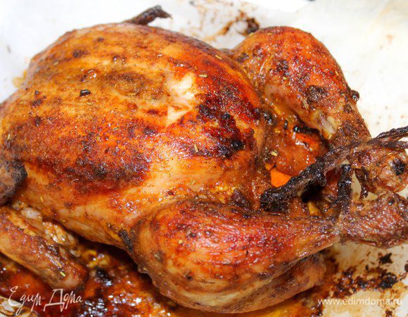 Три мандарина сорта бэйби (сладкие), разрезать пополам, начинить курочку. Духовой шкаф прогреть до 180 — 190°С, противень застелить пергаментом, выложить курочку и запекать примерно 1 час, иногда поливая вытопившимся соком. Через 30 минут приготовления и за 5 минут до окончания запекания, поливать соком половинки мандарина.  
Готовую курочку выложить на блюдо, удалить нитку, украсить зеленью и мандаринами.