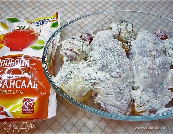 В форму для выпечки укладываем куриные грудки кожицей вверх, рядом распределяем картофель и помидоры черри. Курицу и картофель щедро смазываем майонезом Слобода «Провансаль».
