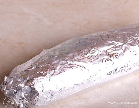 Заворачиваем рулет в фольгу, как «конфетку». Ставим в разогретую до 200°С духовку и выпекаем в течение 40 минут. Через 40 минут снимаем с рулета фольгу, включаем конвекцию и поджариваем рулет еще в течение примерно 5 — 7 минут.