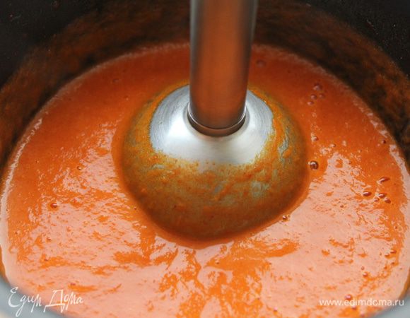 Запеченную тыкву поместить в глубокую чашку, добавить немного кипяченой воды или овощного бульона и пюрировать при помощи блендера. Густоту отрегулировать по своему вкусу. Приправить солью и перцем, добавить паприку и хорошо перемешать.