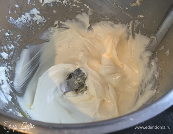 Для начинки яйцо, творог, сахар, сливочное масло, ванилин и цедру лимона смешайте и взбейте на высокой скорости миксера до получения однородной пышной массы.