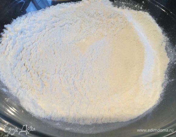 Для теста смешайте муку, сахар, соль, разрыхлитель и ванилин.