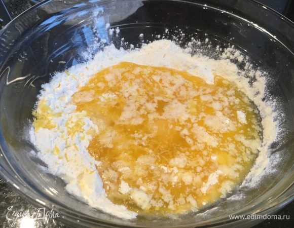 Добавьте яйца, сливочное масло сок и цедру лимона и быстро замесите тесто.