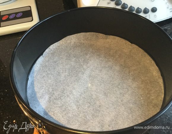 Духовку разогрейте до 160°С. Разъемную форму диаметром 22 см застелите пергаментом.