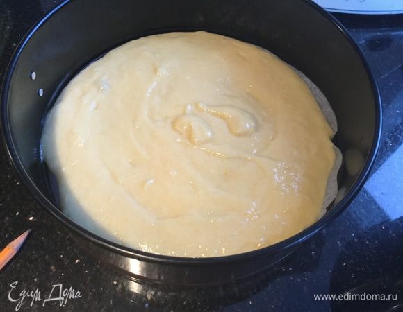 Вылейте тесто в форму для выпечки.