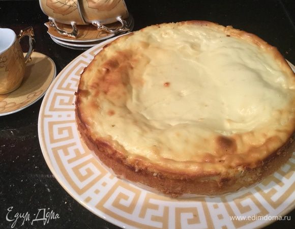 Выпекайте в духовке 40 минут. Остудите пирог в форме, после чего аккуратно извлеките.