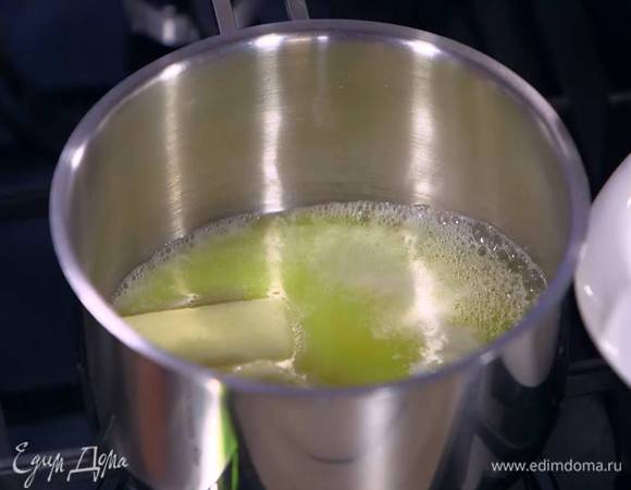 Сливочное масло растопить на медленном огне.