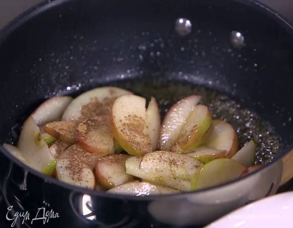 Влить к яблокам ром и прогреть, так чтобы алкоголь выпарился, затем добавить корицу и еще немного прогреть.