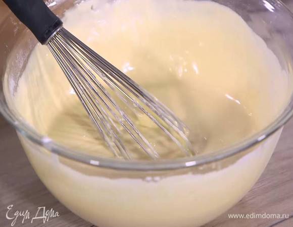 Яйца соединить с оставшимся сахаром, влить сливки и все перемешать венчиком, затем, не переставая вымешивать венчиком, влить растопленное сливочное масло и всыпать муку — по консистенции тесто должно получиться как жидкая сметана.