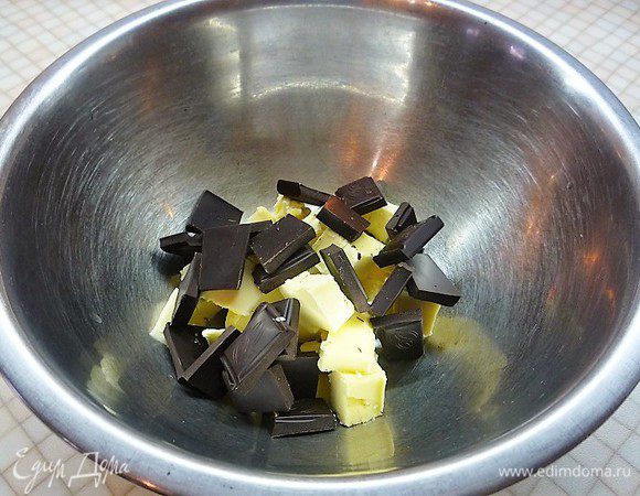 Сливочное масло нарезаем кубиками, кладем в чашку. Добавляем кусочки шоколада. Ставим на водяную баню и растапливаем, пока шоколад полностью не растает.