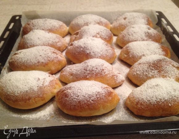 Выпекайте  в предварительно разогретой до 200°С духовке до зарумянивания. Затем присыпьте сахарной пудрой.