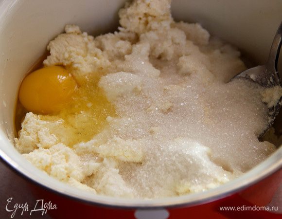 Творог смешиваем с яйцом, манкой, сахаром и ванилином. Масса должна быть однородной.