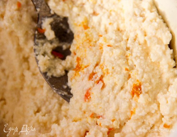 Добавляем цедру мандарина и лимона и снова перемешиваем.