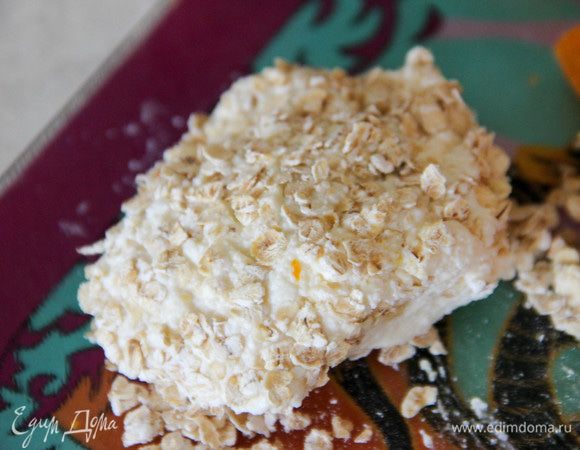 Панируем сырники в овсяных хлопьях.