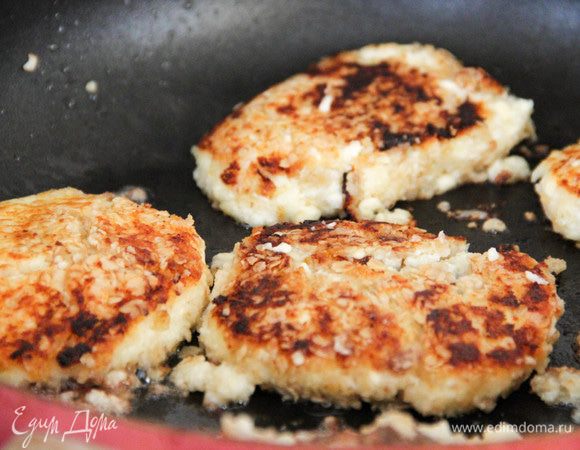 Обжариваем с двух сторон на медленном огне до образования золотистой корочки.