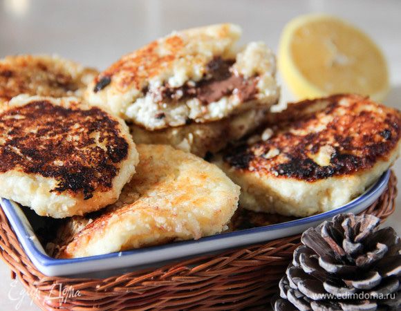 Подавать сырники можно с вареньем или сметаной. Но и без какого-либо сопровождения они великолепны!