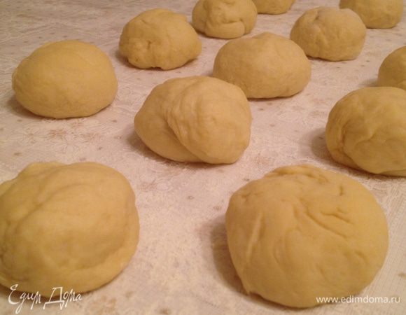 Разделите тесто на одинаковые шарики, у меня получилось 14 штук.