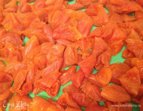 Нарежьте курагу. Если любите очень сладкое, то можно добавить сахар в получившуюся начинку.